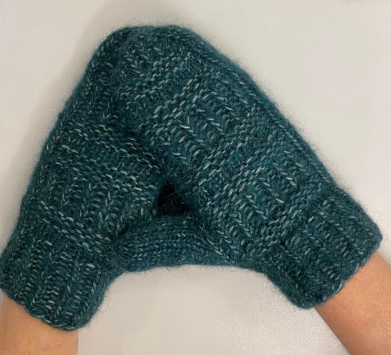 Blågröna Coffee Mittens på händerna, sedda från sidan · tummen stickas sist