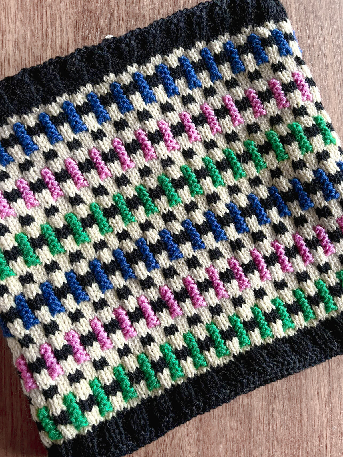 Cereal Cowl i svart, grädde, blått, rosa och grönt med svart resår · mjuk under vår, höst och vinter