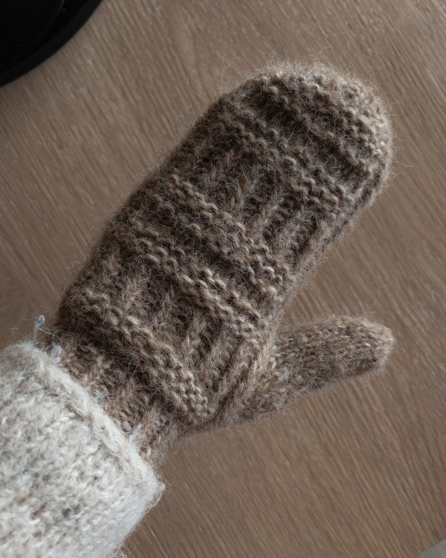 Coffee Mitten på handen, sedd uppifrån · toppen sluts prydligt med maskstygn