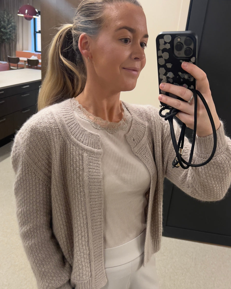 Mistlight Cardigan i ljusbeige över en ribbad topp, i spegeln · 10 till 20 cm rörelsevidd