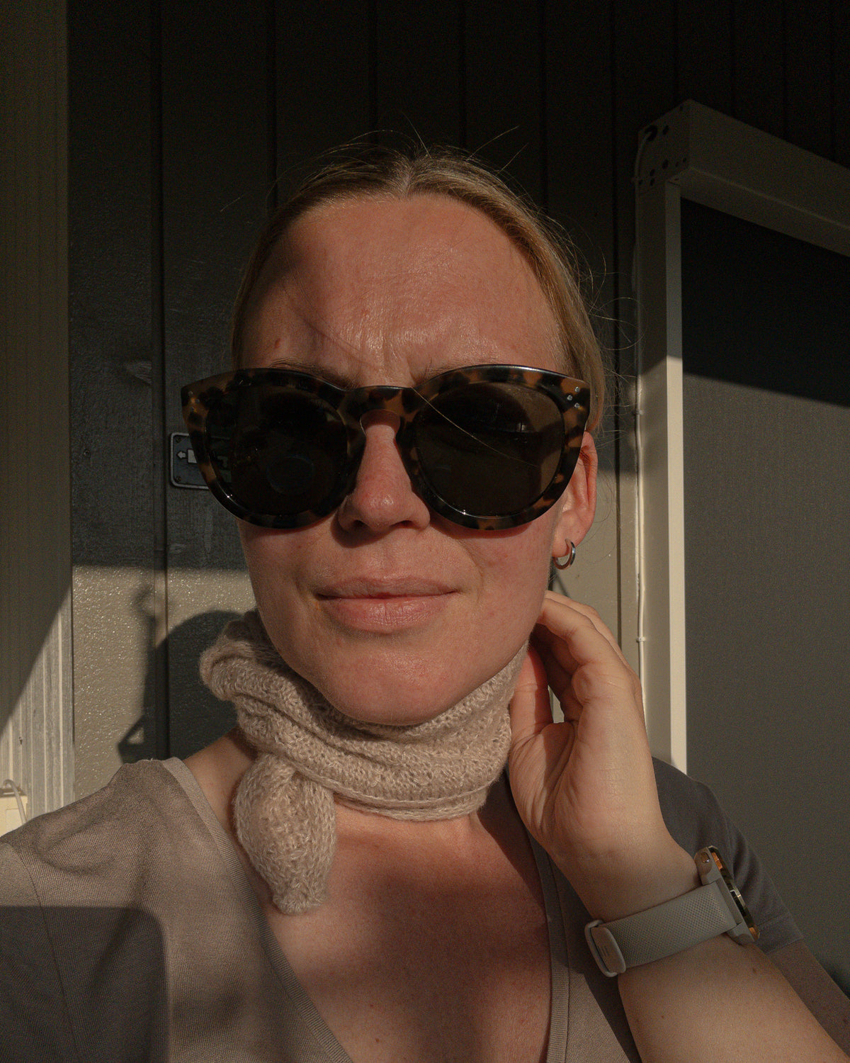 Granola Scarf i lys beige om halsen · du vælger selv enkelt eller dobbelt tråd