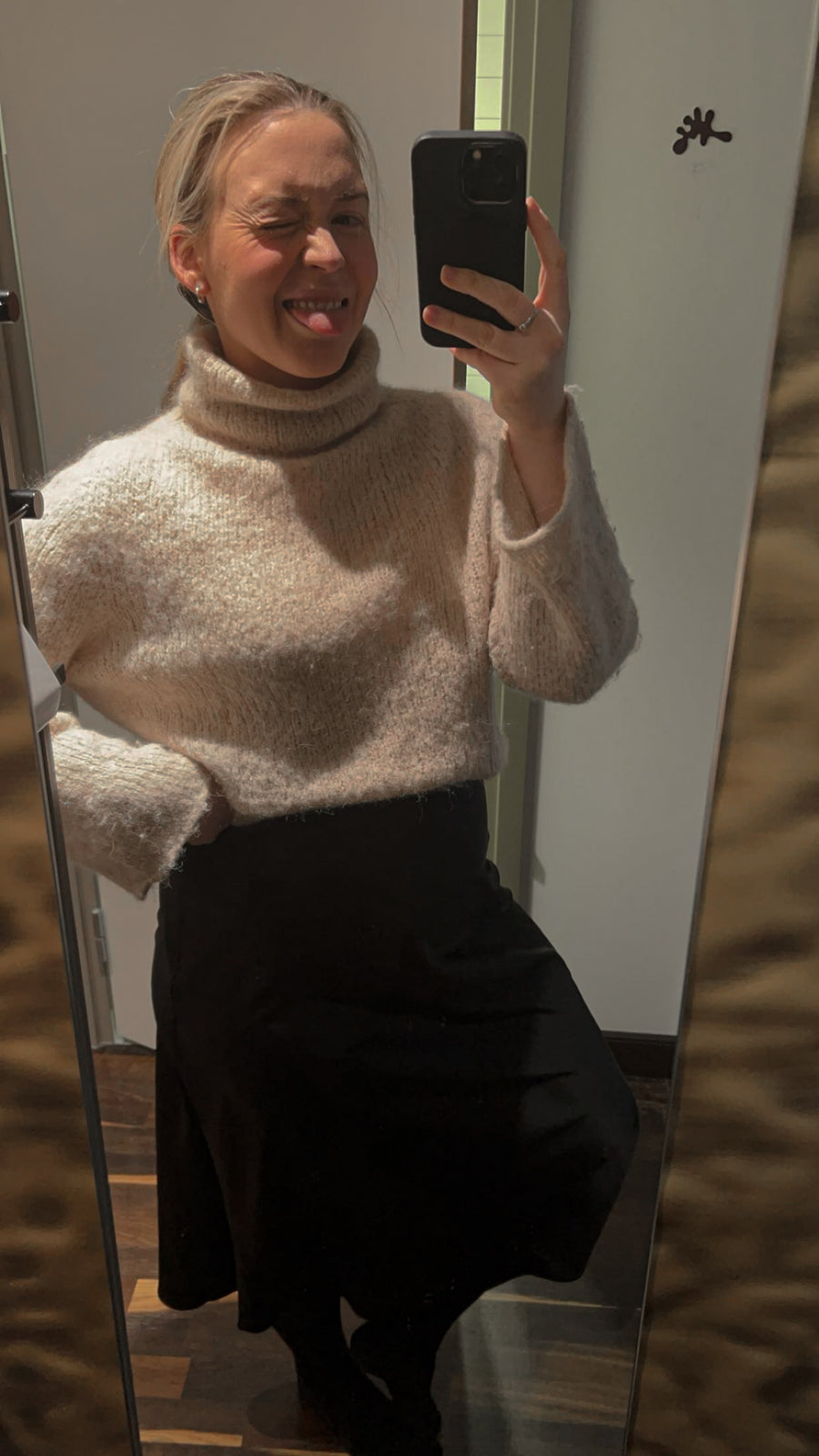 Spegelbild av grädde Latte Luxe Sweater med hög halskant och uppskjutna ärmar · maskantalet anges under stickningen