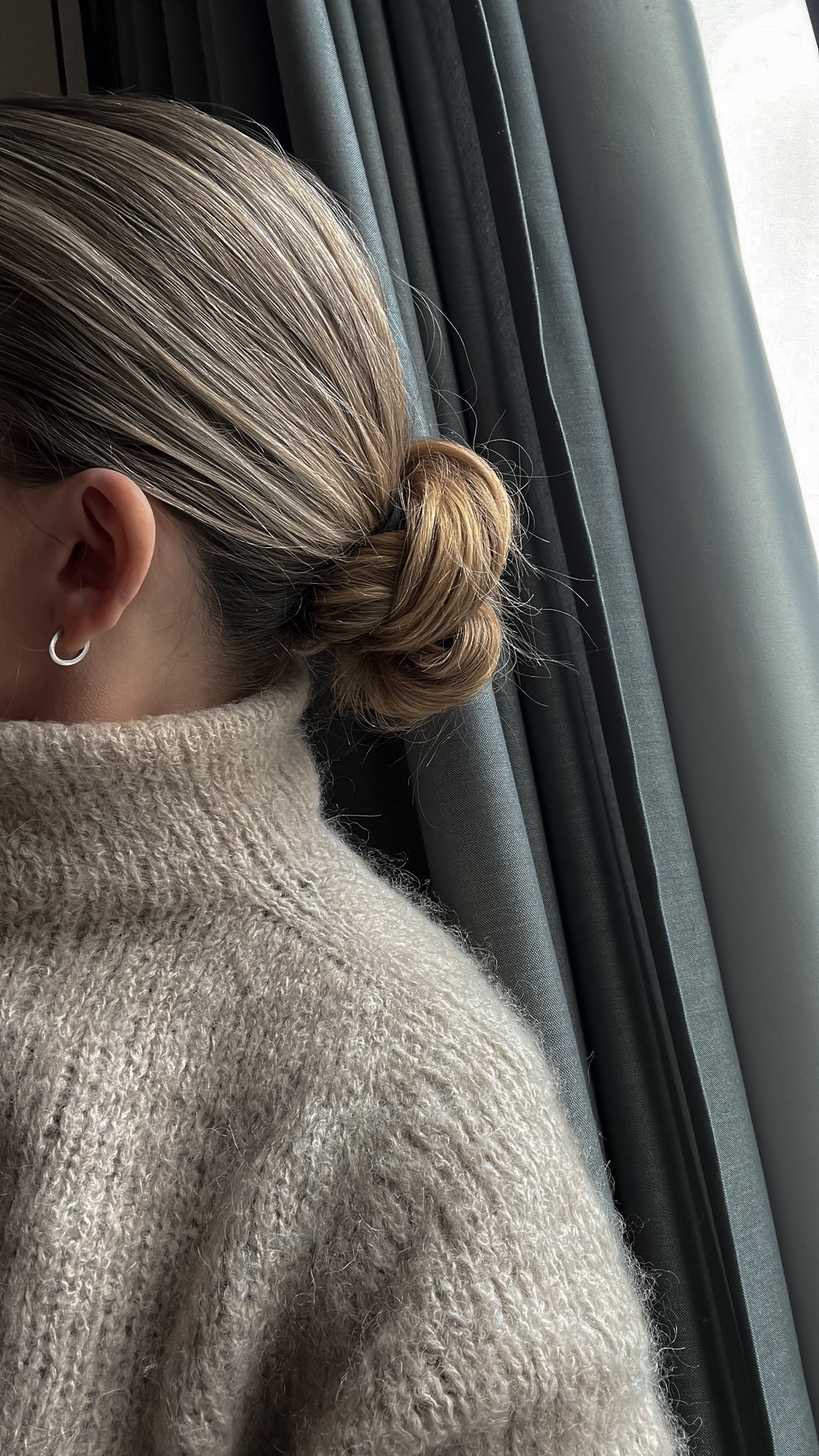 Bakstycke och axlar på Latte Luxe Sweater i taupe · passformen över axlarna sitter fint