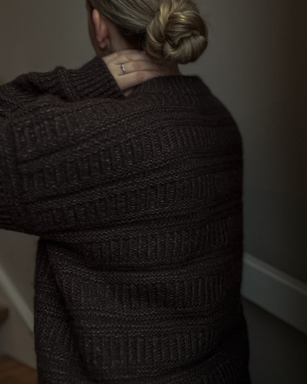 Brun Coffee Sweater bakifrån, med struktur över axlarna · formad halskant baktill, axeldelarna stickas först