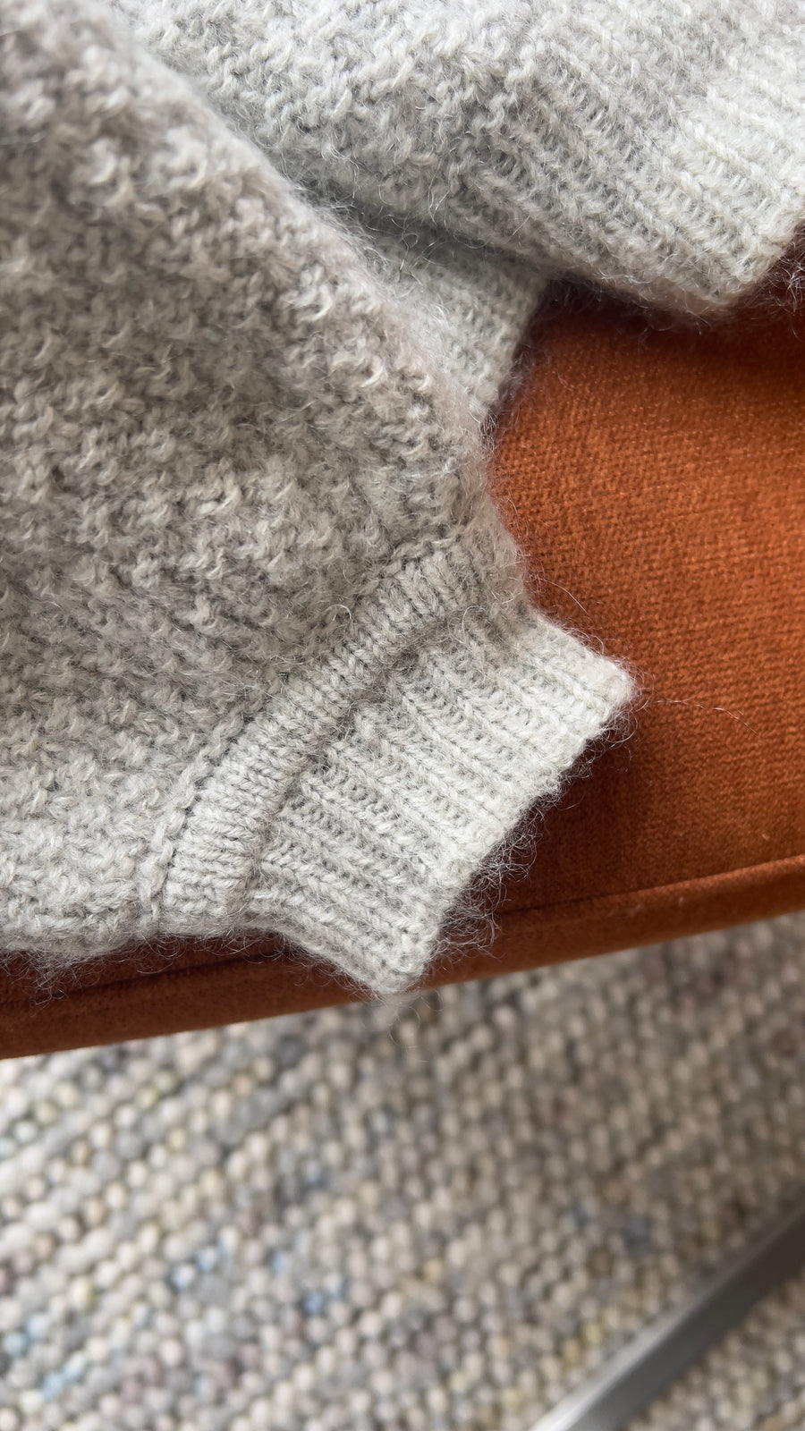 Närbild på resår och struktur på ärmen på Mistlight Sweater · korta varv ger så många räta maskor som möjligt