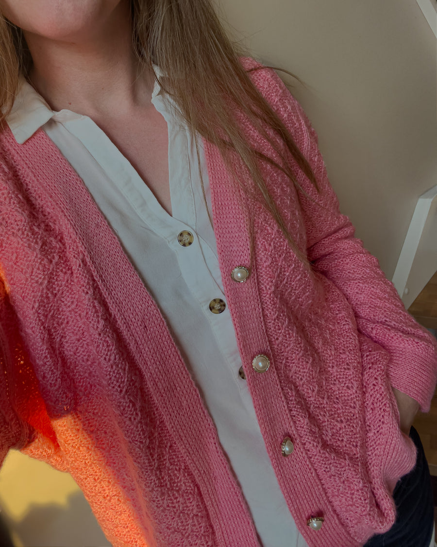 Lyserød Granola Cardigan over hvid bluse, set fra siden · 275 til 550 g garn efter størrelse
