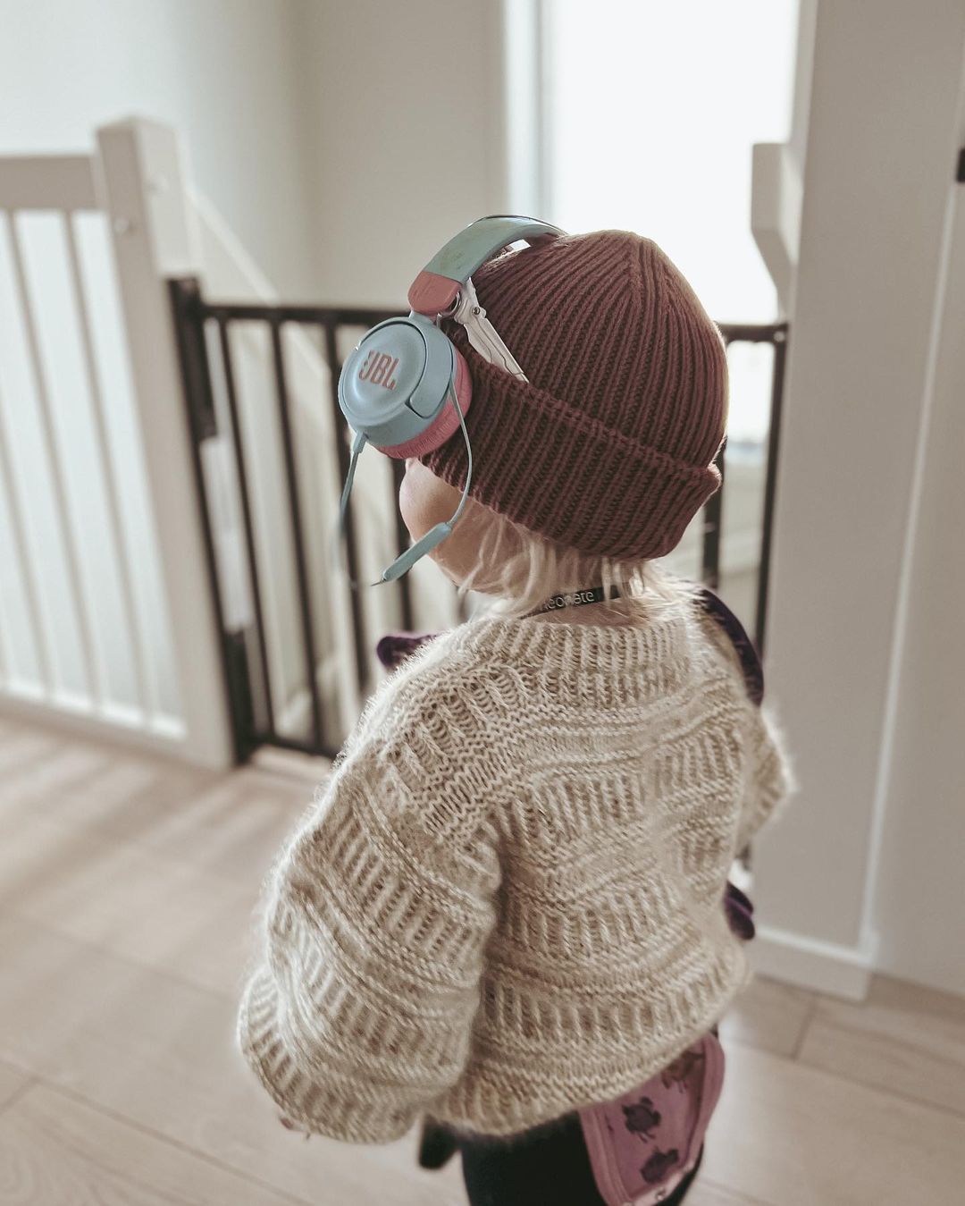 Coffee Sweater Mini på barn med mössa, sett bakifrån · handfärgad mohair ger ett eget uttryck