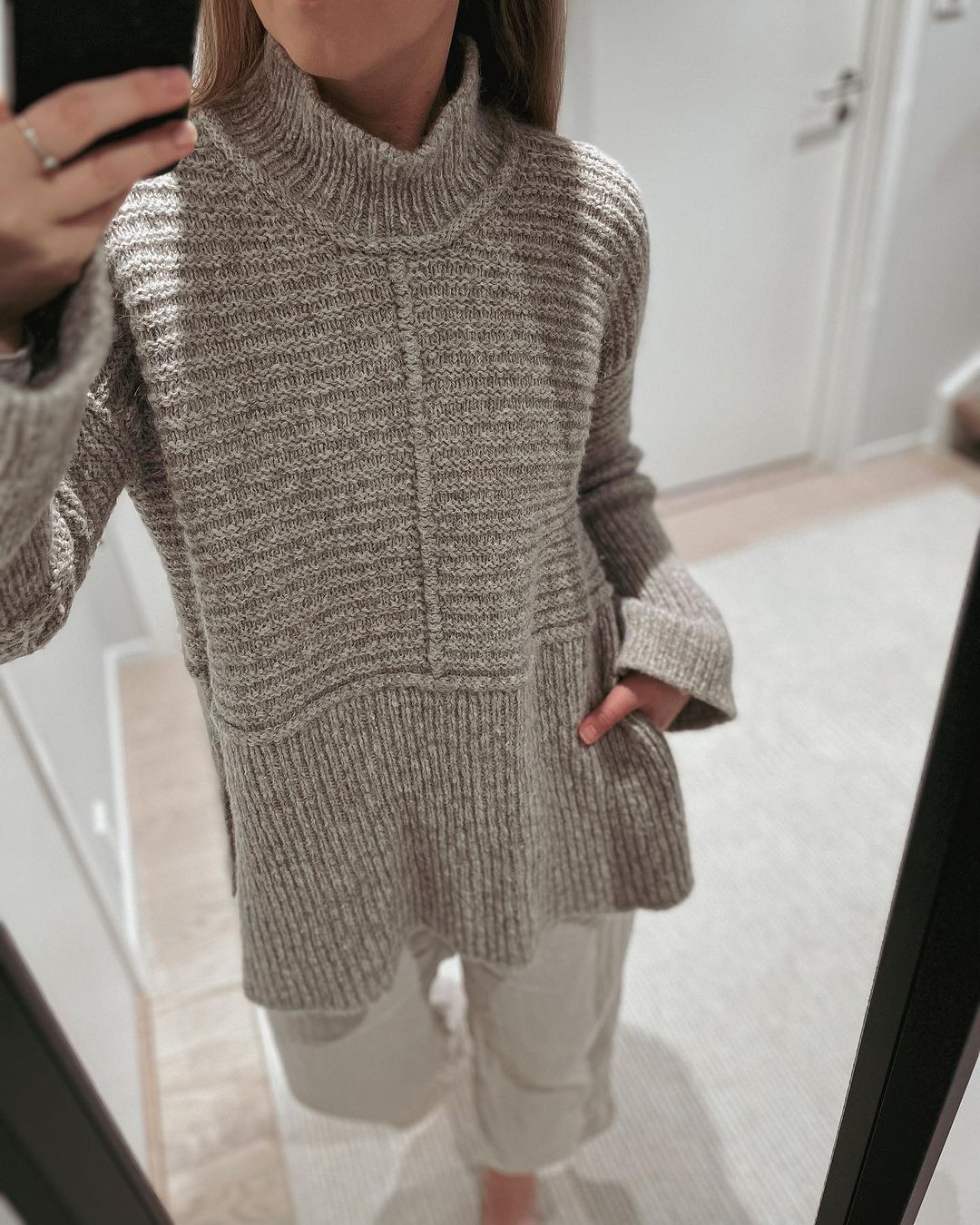 Spegelbild av brungrå Dawn Sweater med i-cord mitt fram och resår nedtill · hög slits i sidorna