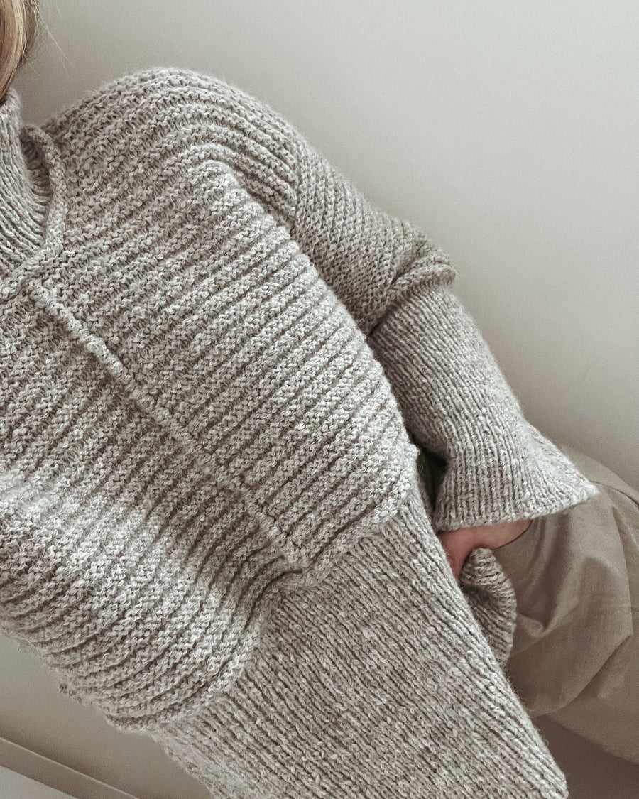 Närbild på vågrät struktur över den ribbade nedre delen av Dawn Sweater · lodrät och vågrät struktur tillsammans