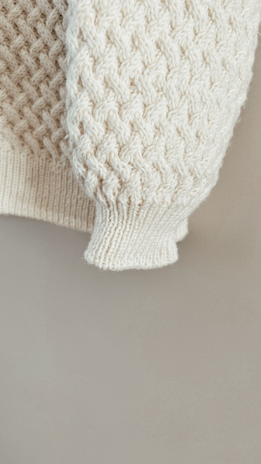 Ärmkant på gräddvit Lounge Sweater · ärmarna plockas upp runt ärmhålet
