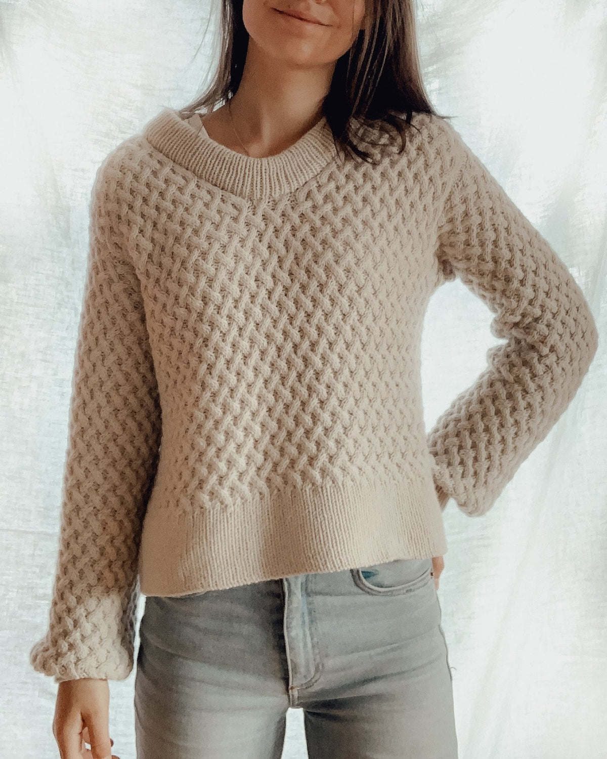 Beige Lounge Sweater med jeans · stickas med isatta ärmar