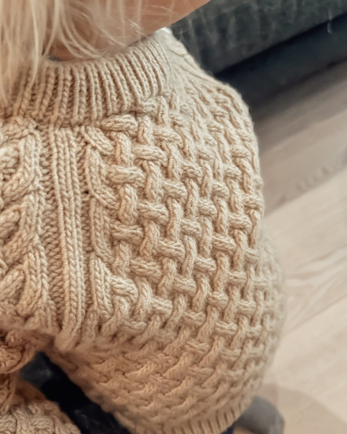 Axel och halskant på Lounge Sweater Mini · flätstruktur och dubbel halskant