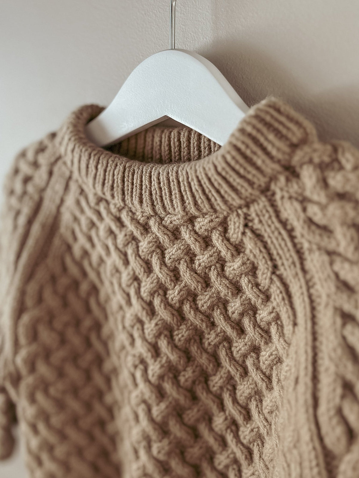 Närbild på halskanten på Lounge Sweater Mini · helt utan sömmar
