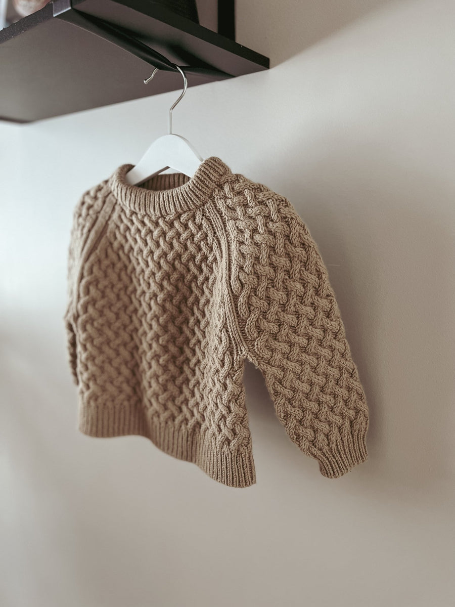 Lounge Sweater Mini på galge sedd från sidan · stickas uppifrån och ner